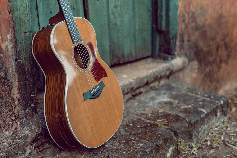 Guitarra acústica marrón y negro