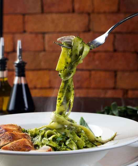Tagliatelles au pesto genovese enroulées sur une fourchette