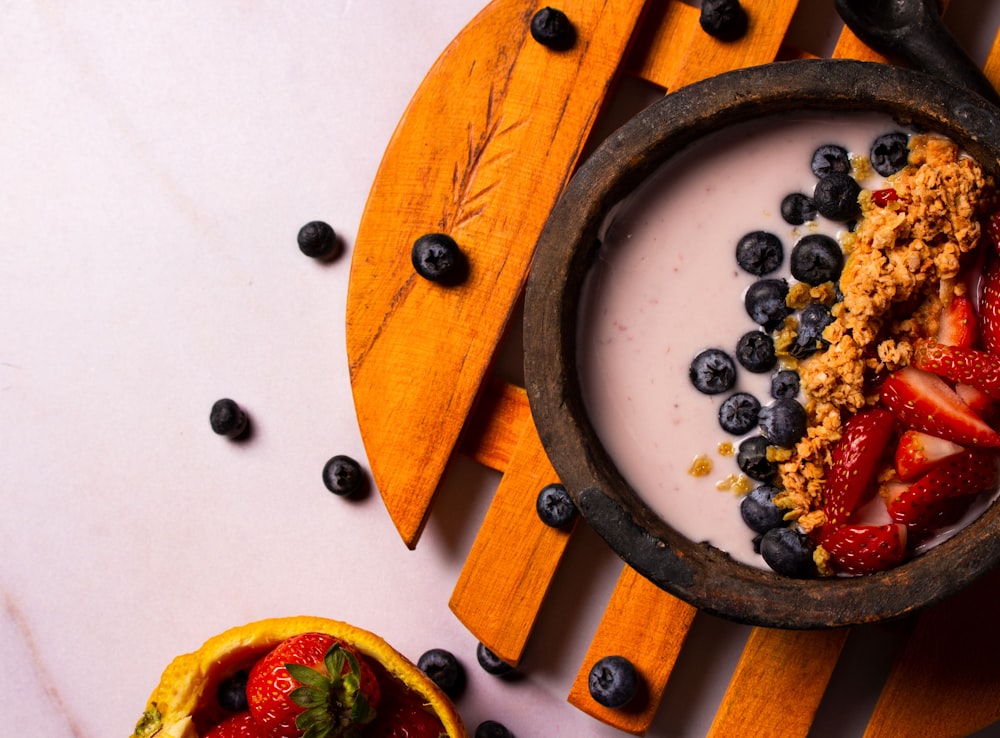 Suppe mit Erdbeeren in Schüssel