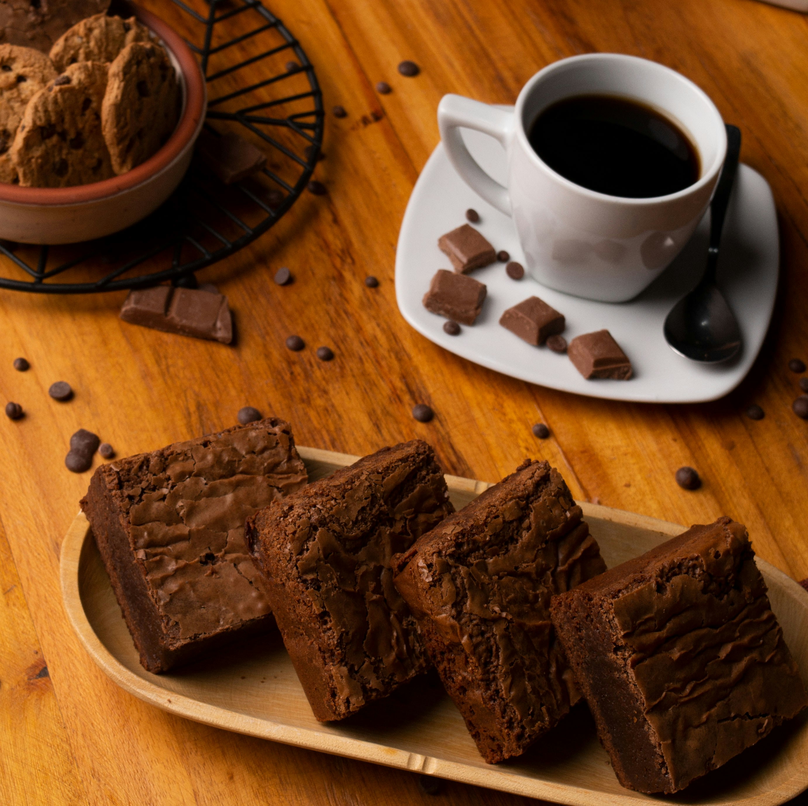 Brownies neben einer Tasse Kaffee