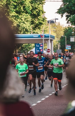 Group of runners wearing colorful gear racing along an urban street in Pará.