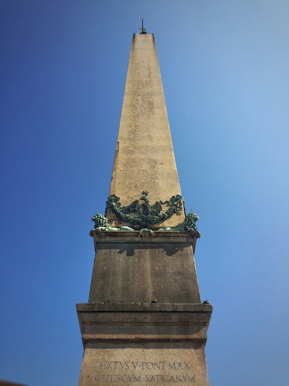 brown and grey memorial statue