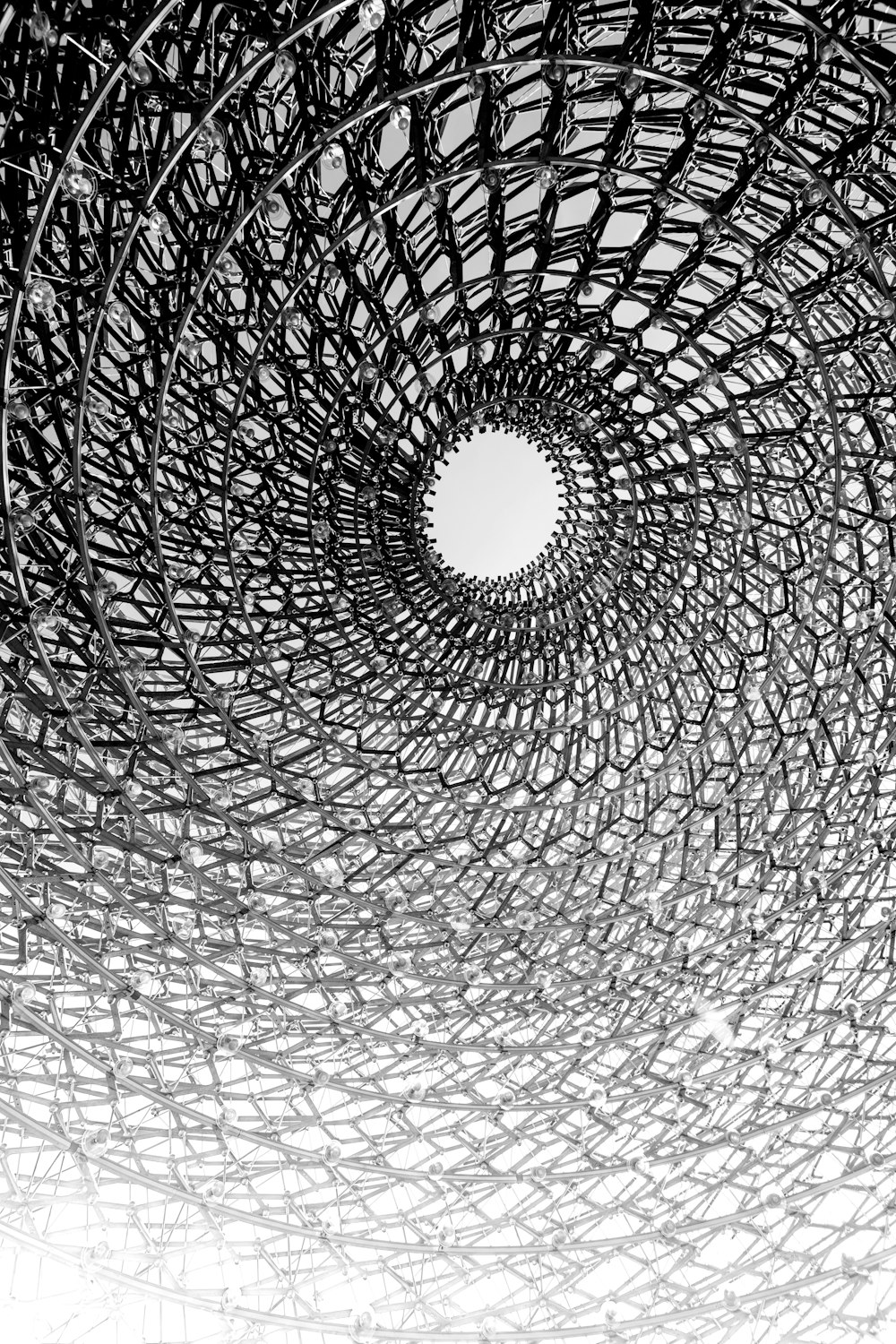 techo en espiral de metal negro