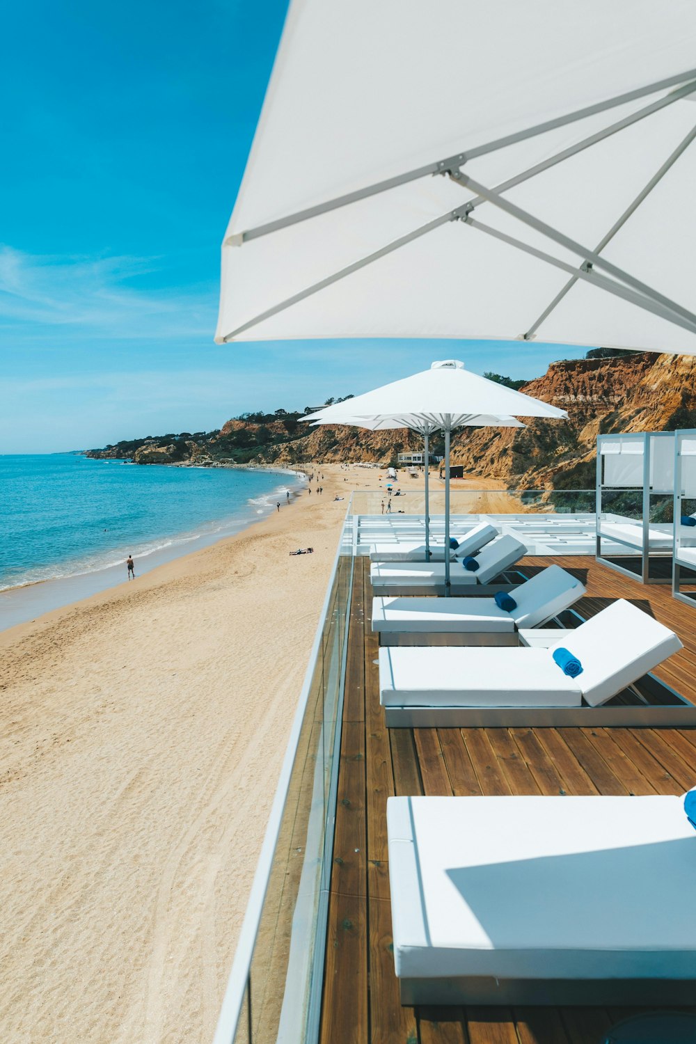 empty beach beds