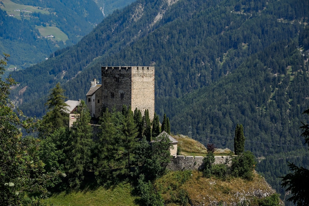 Château en béton gris sur la colline pendant la journée