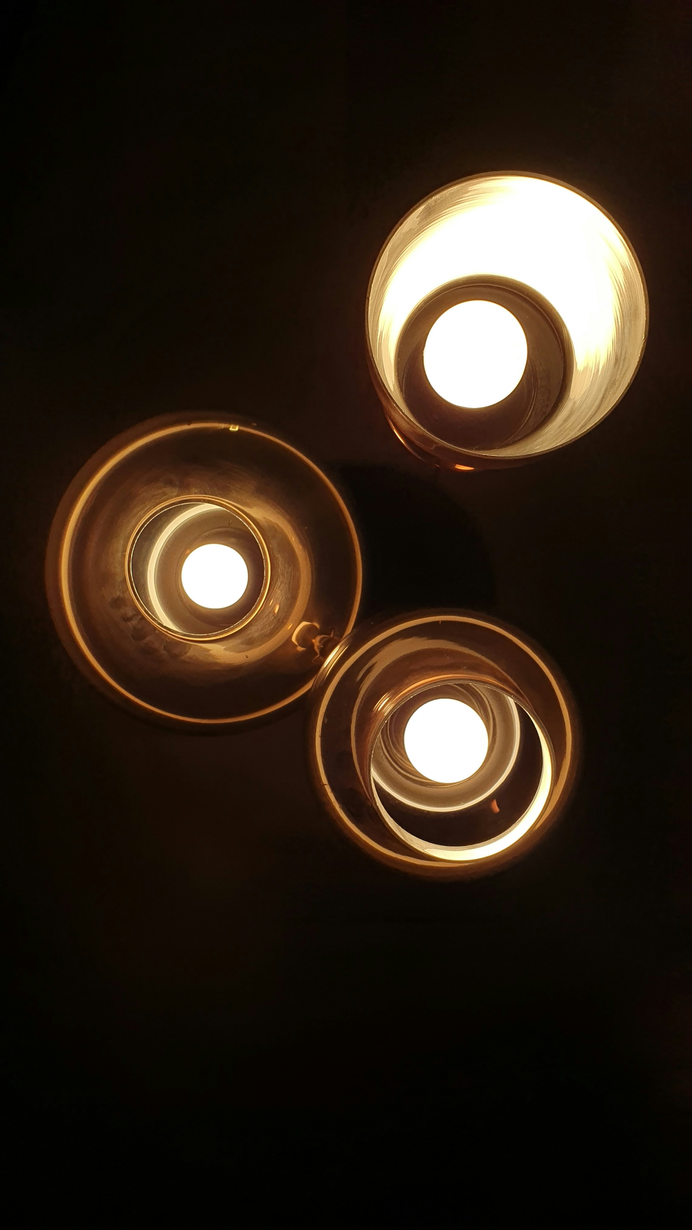 Des luminaires bohèmes en rotin et macramé