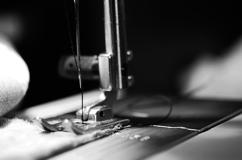 Fotografía en escala de grises con máquina de coser y fotografía de primer plano