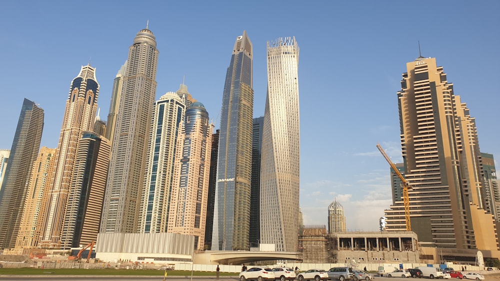 foto de baixo ângulo de edifícios