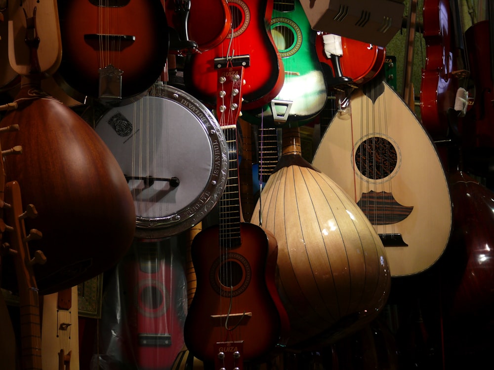 instrumentos musicais variados do tipo guitarra