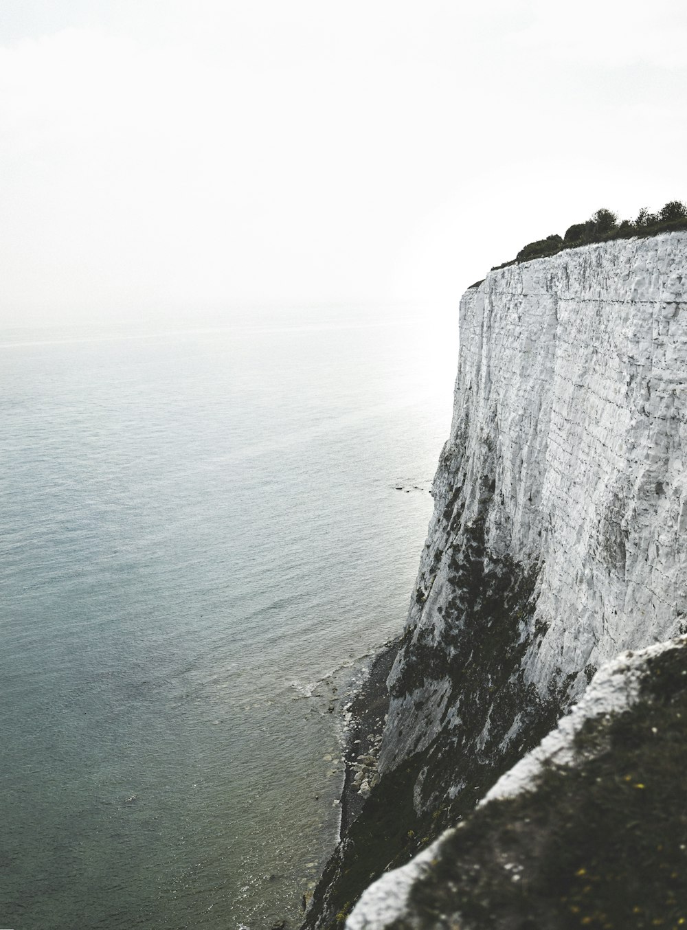 falaise blanche et noire sur la plage