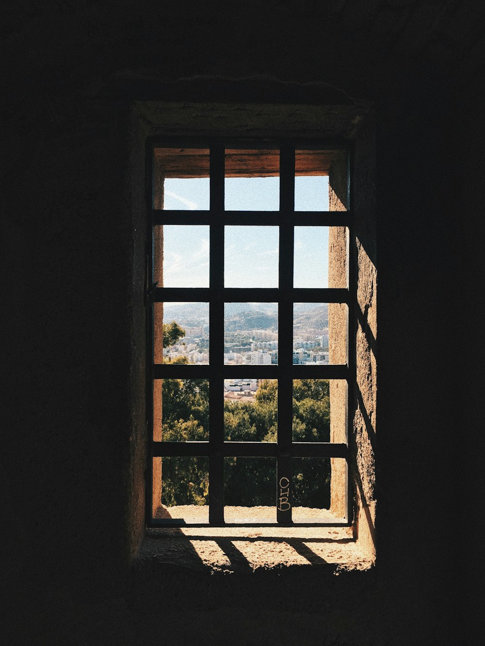 Ein Fenster mit Blick auf eine Stadt, die durch das Fenster gesehen wird