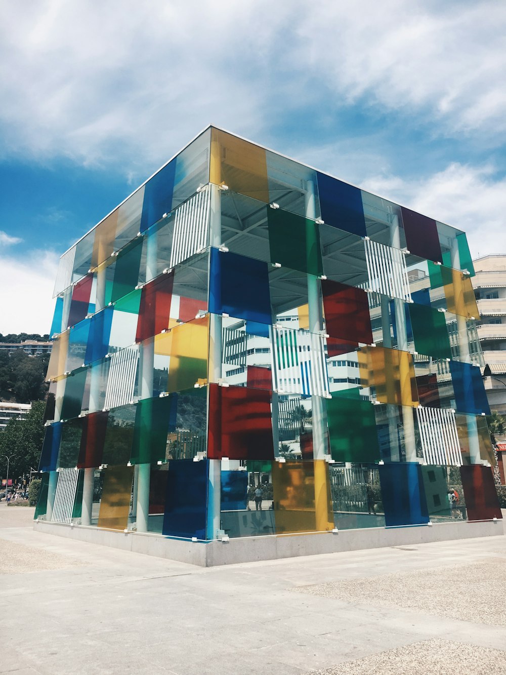edificio in vetro multicolore