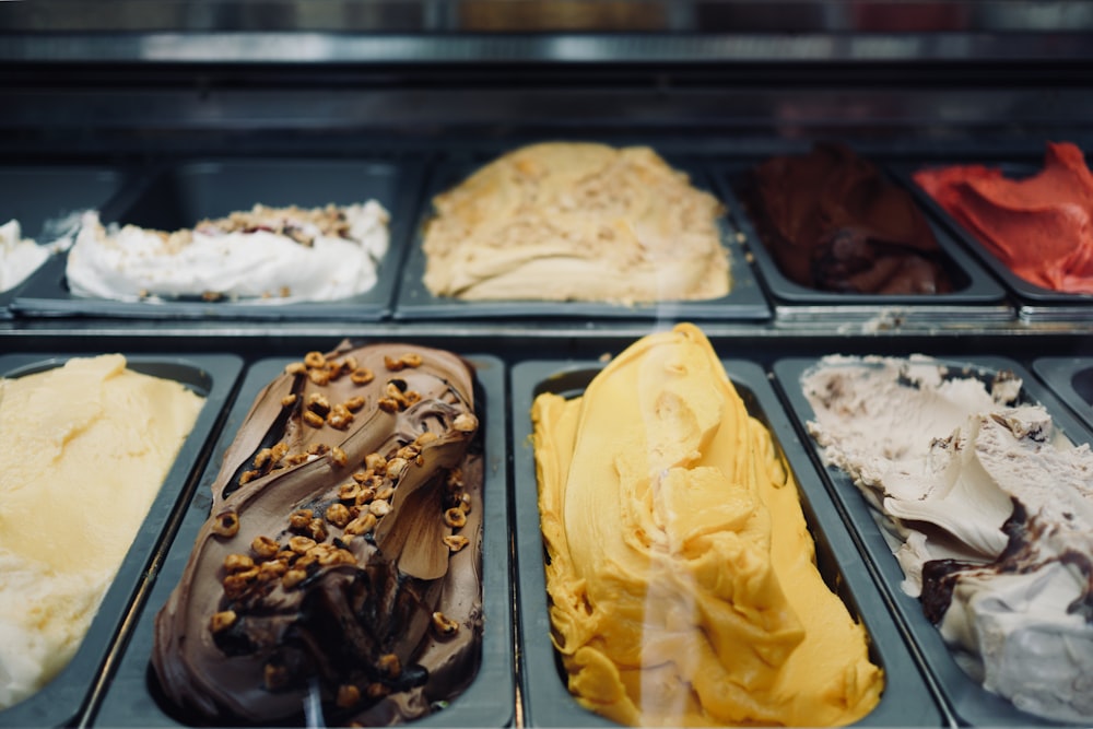 Helado en bandeja negra