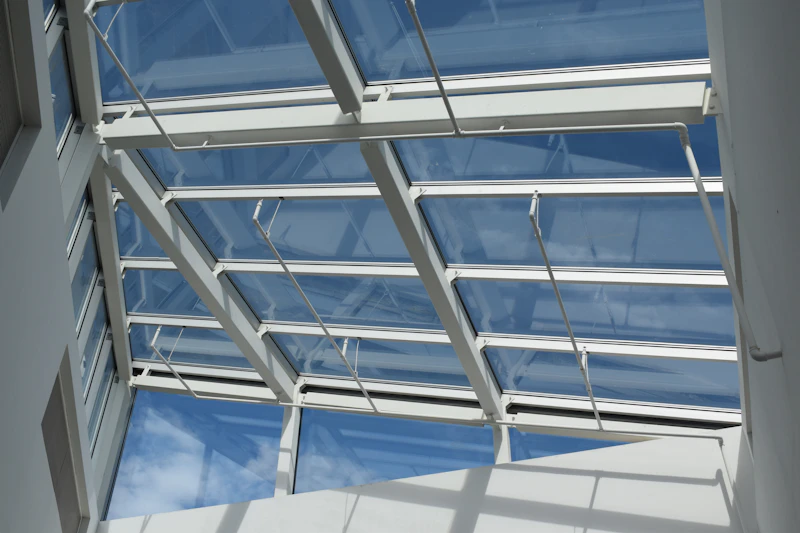 Frameless shop front glazing