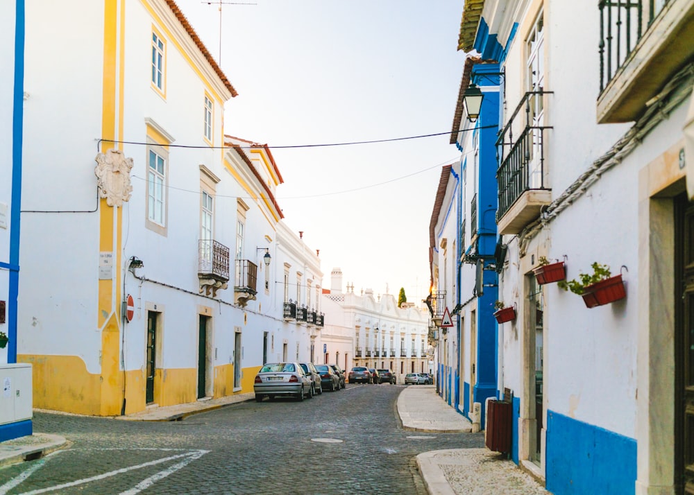 carros estacionados na rua durante o dia