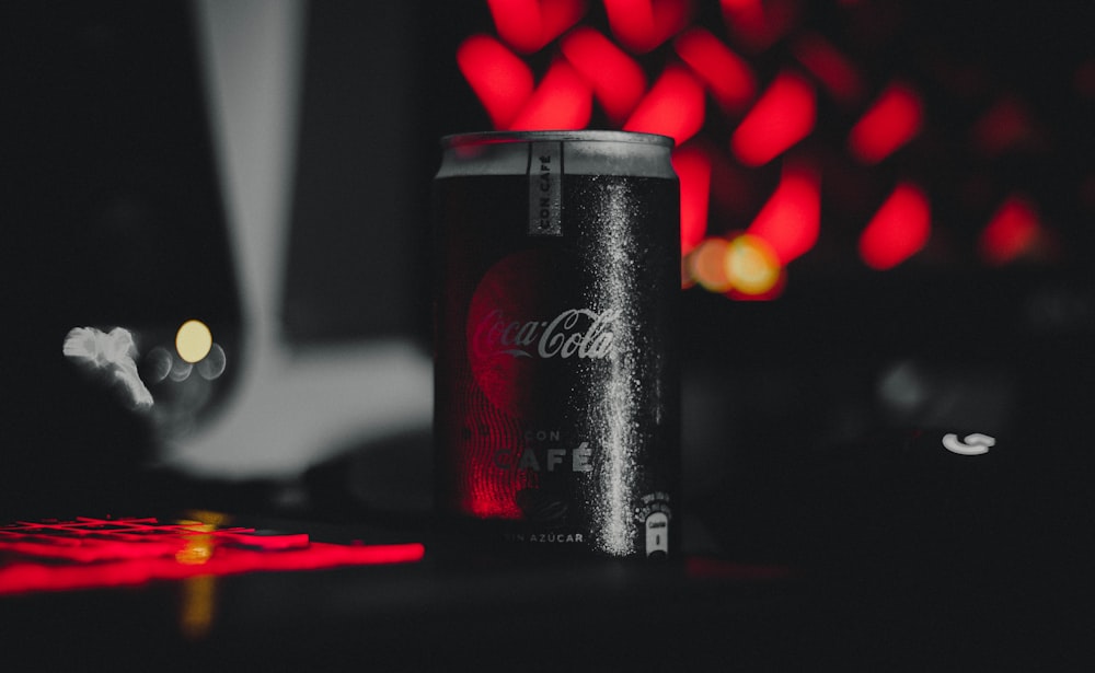 schwarze Coca-Cola-Dose in einem Raum Nahaufnahme