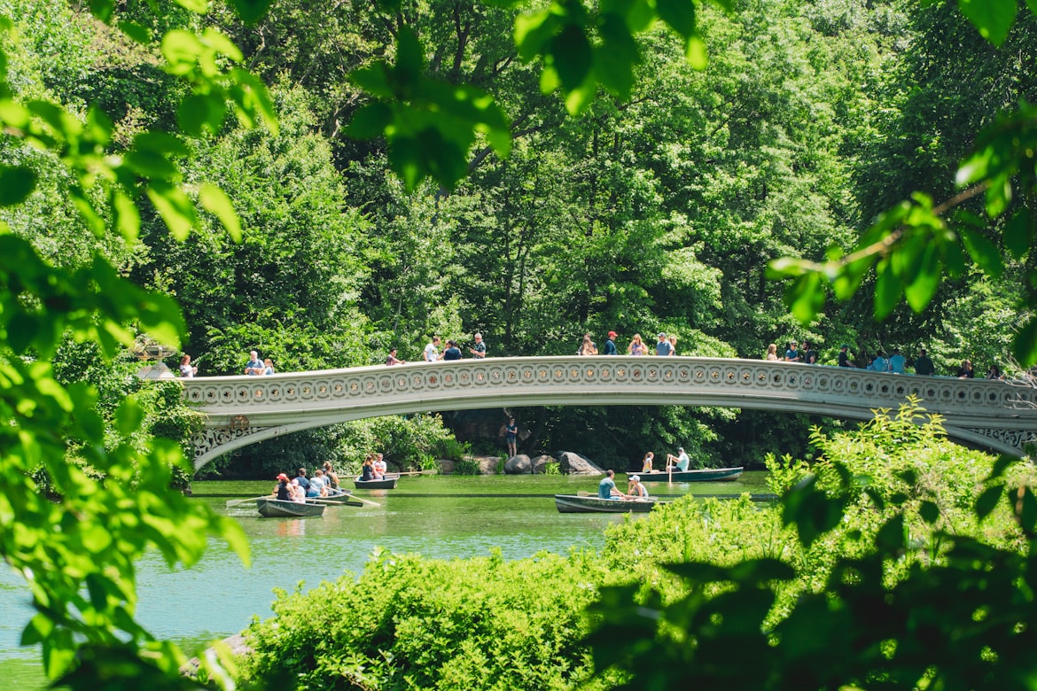 rowboats-at-central-park-date-idea