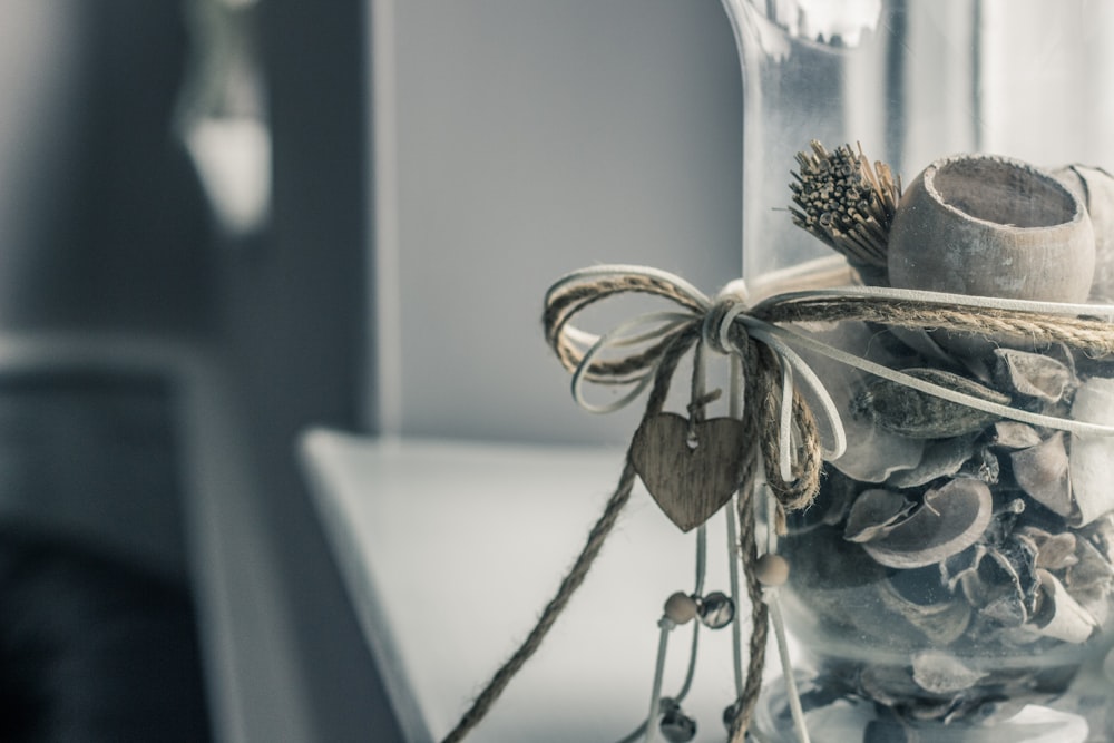 shallow focus photography of clear glass vase