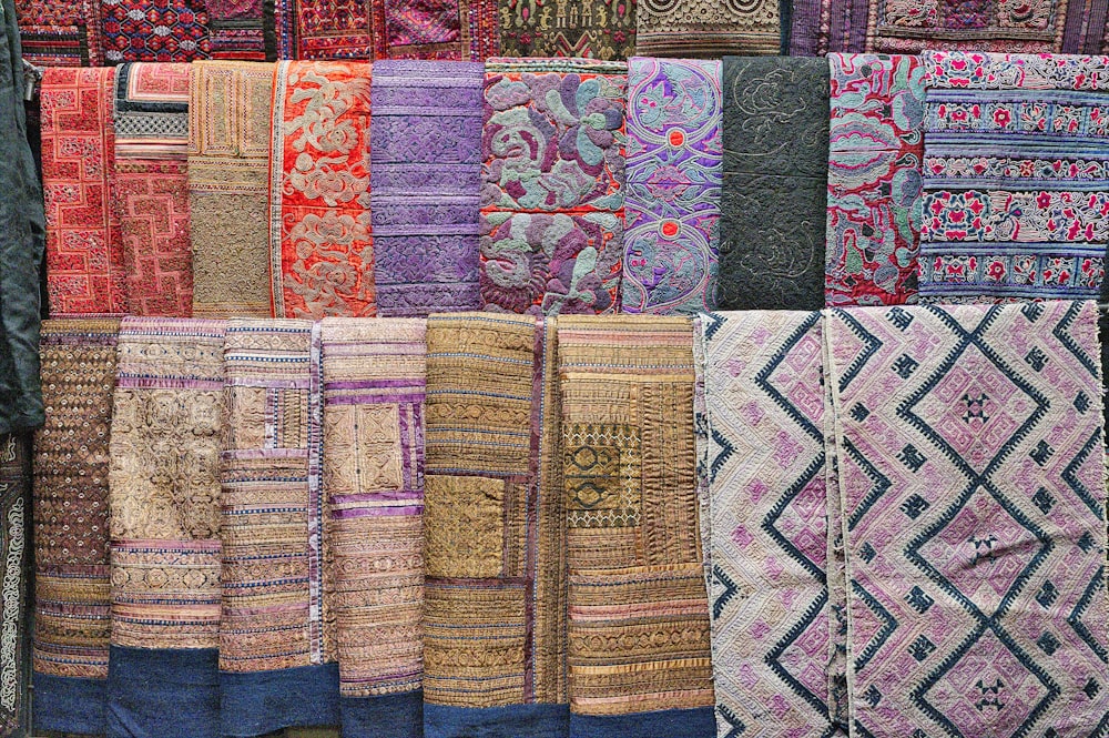 Lose von Textilien in verschiedenen Farben