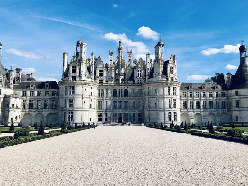 Château blanc et gris