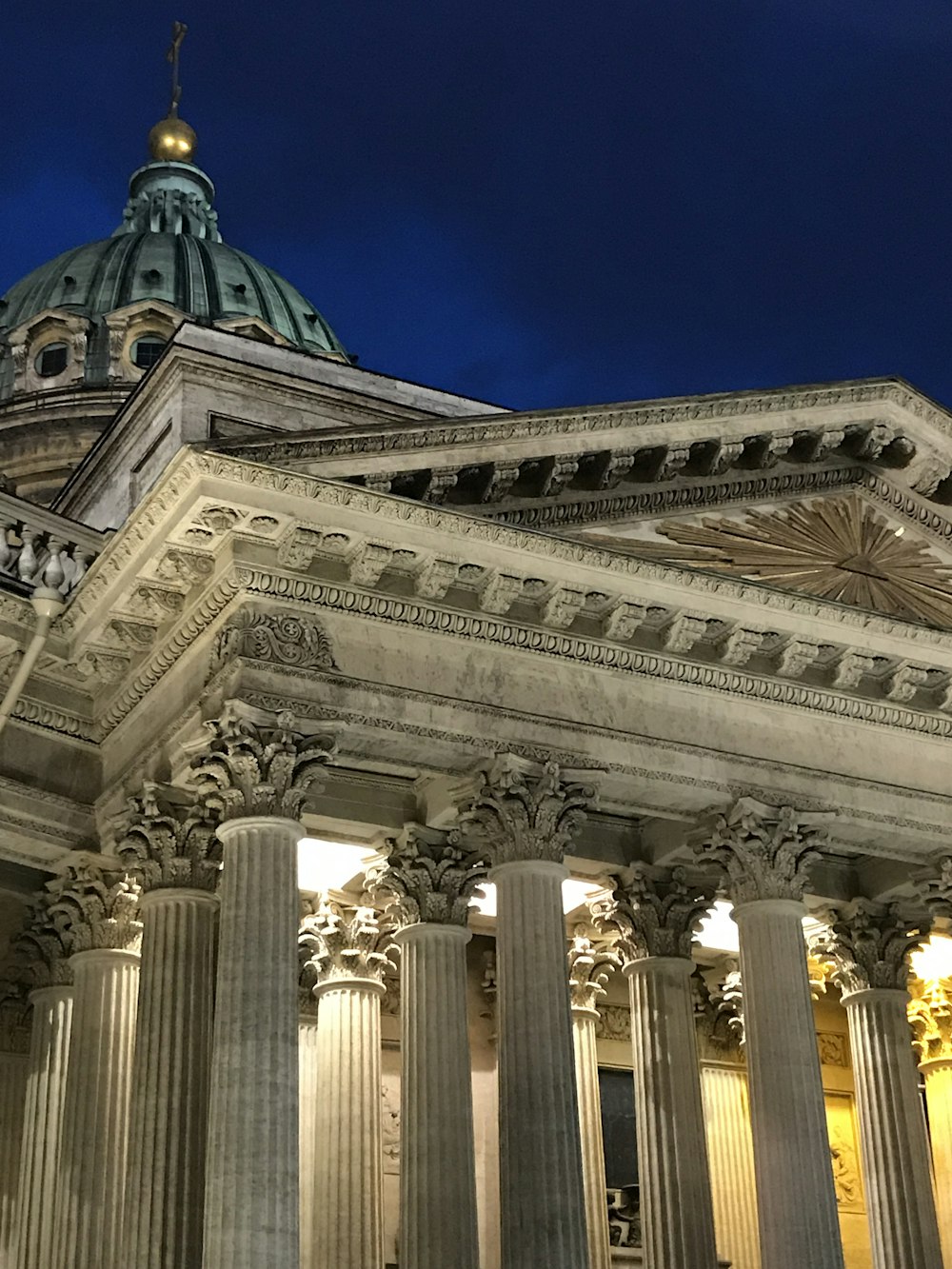 Bâtiment en béton blanc avec piliers pendant la nuit