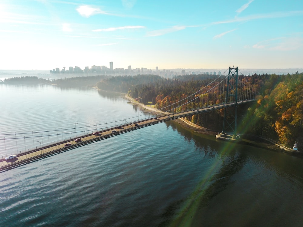 Luftaufnahme der Insel mit Brücke