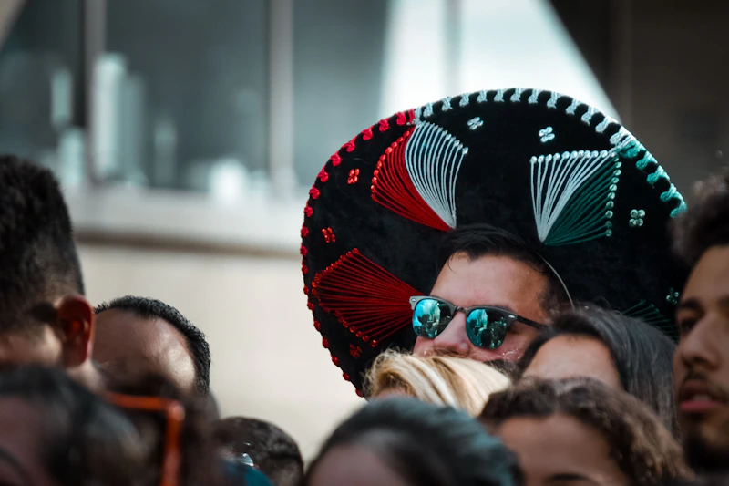 persona con sombrero colorido mexicano