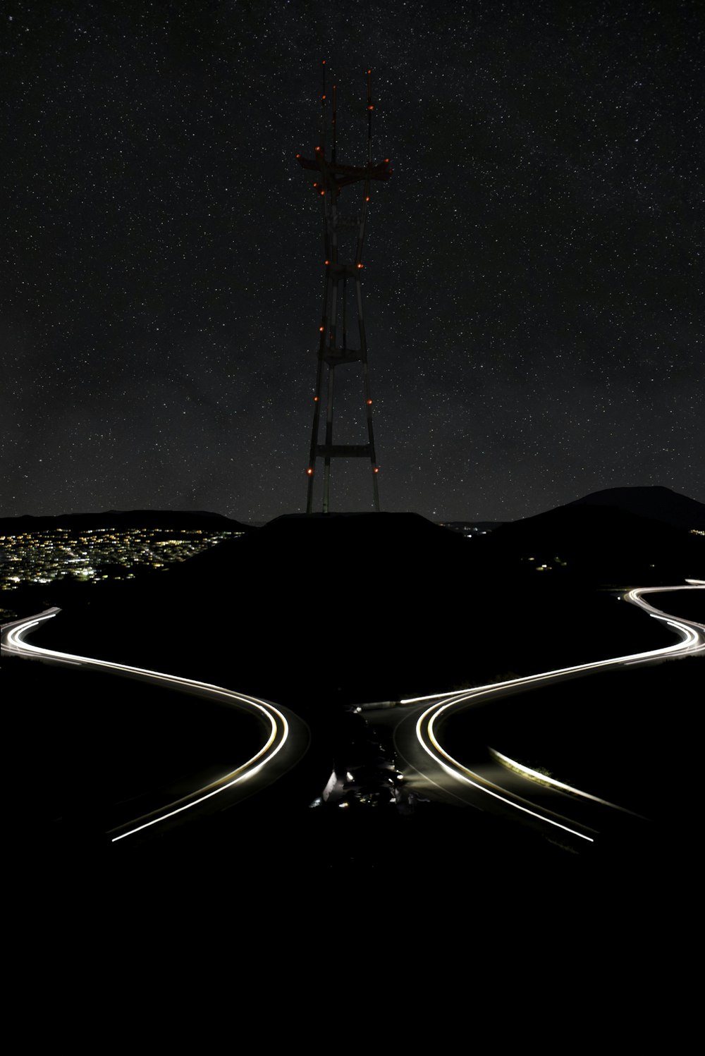 torre satelital durante la noche