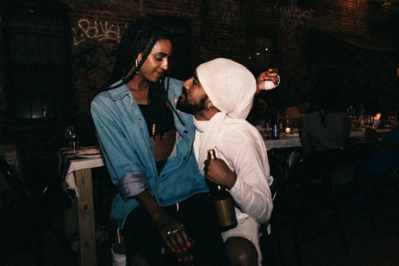 Mujer junto a hombre