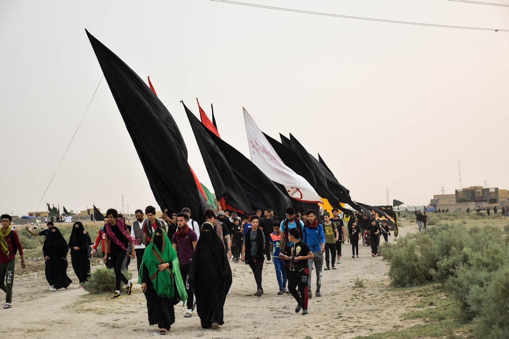 groupe de personnes marchant à l’extérieur