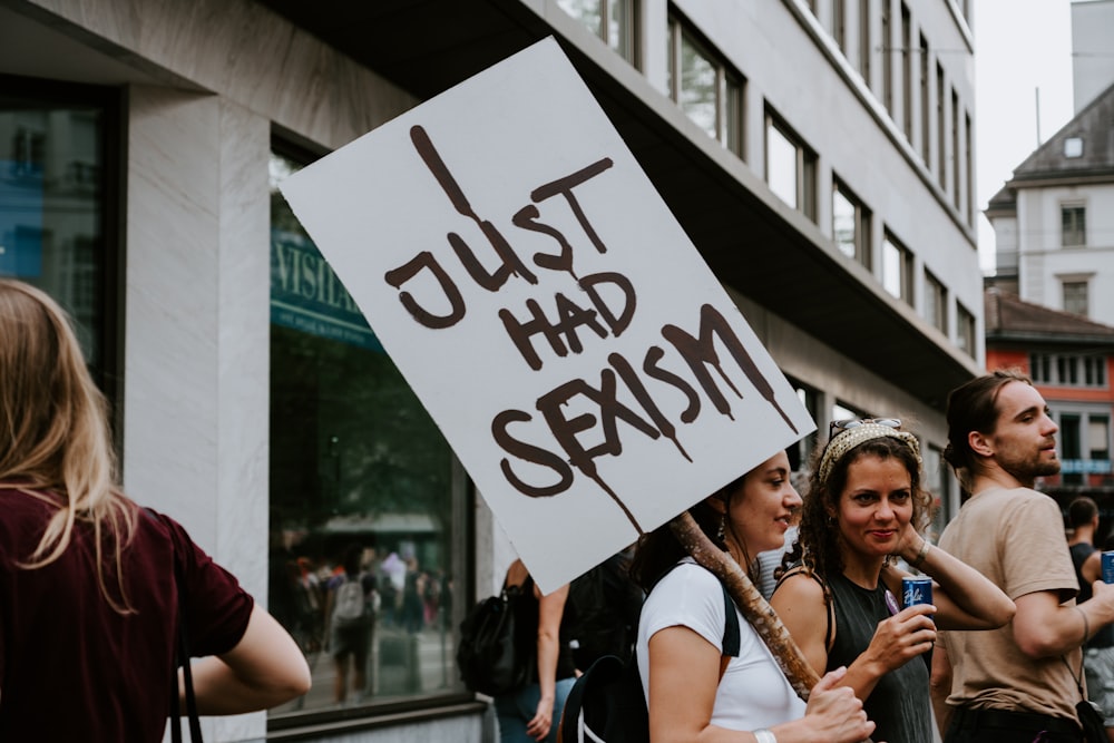 femme tenant je viens d’avoir un signe de sexisme