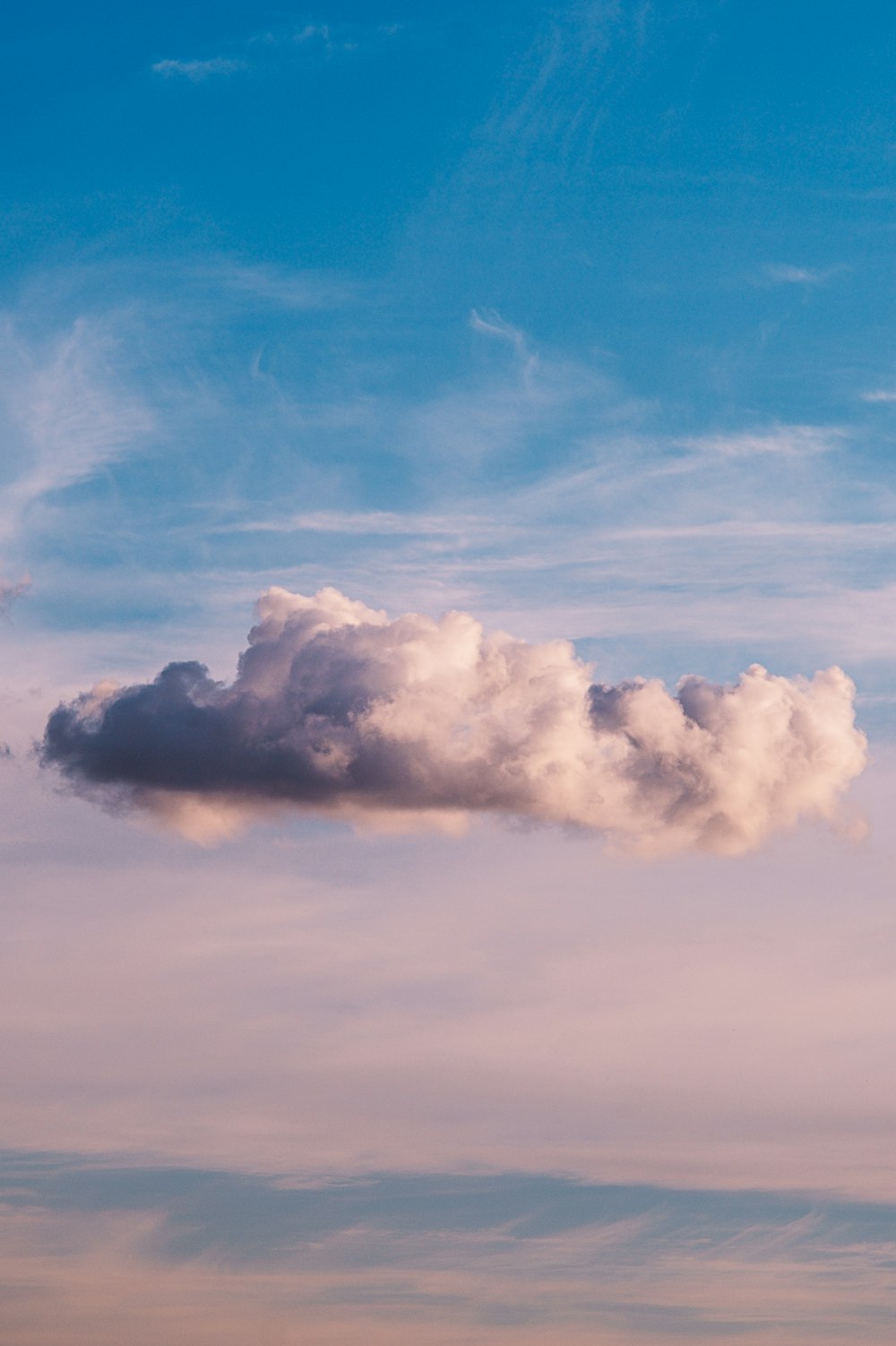 weiße und graue Wolken