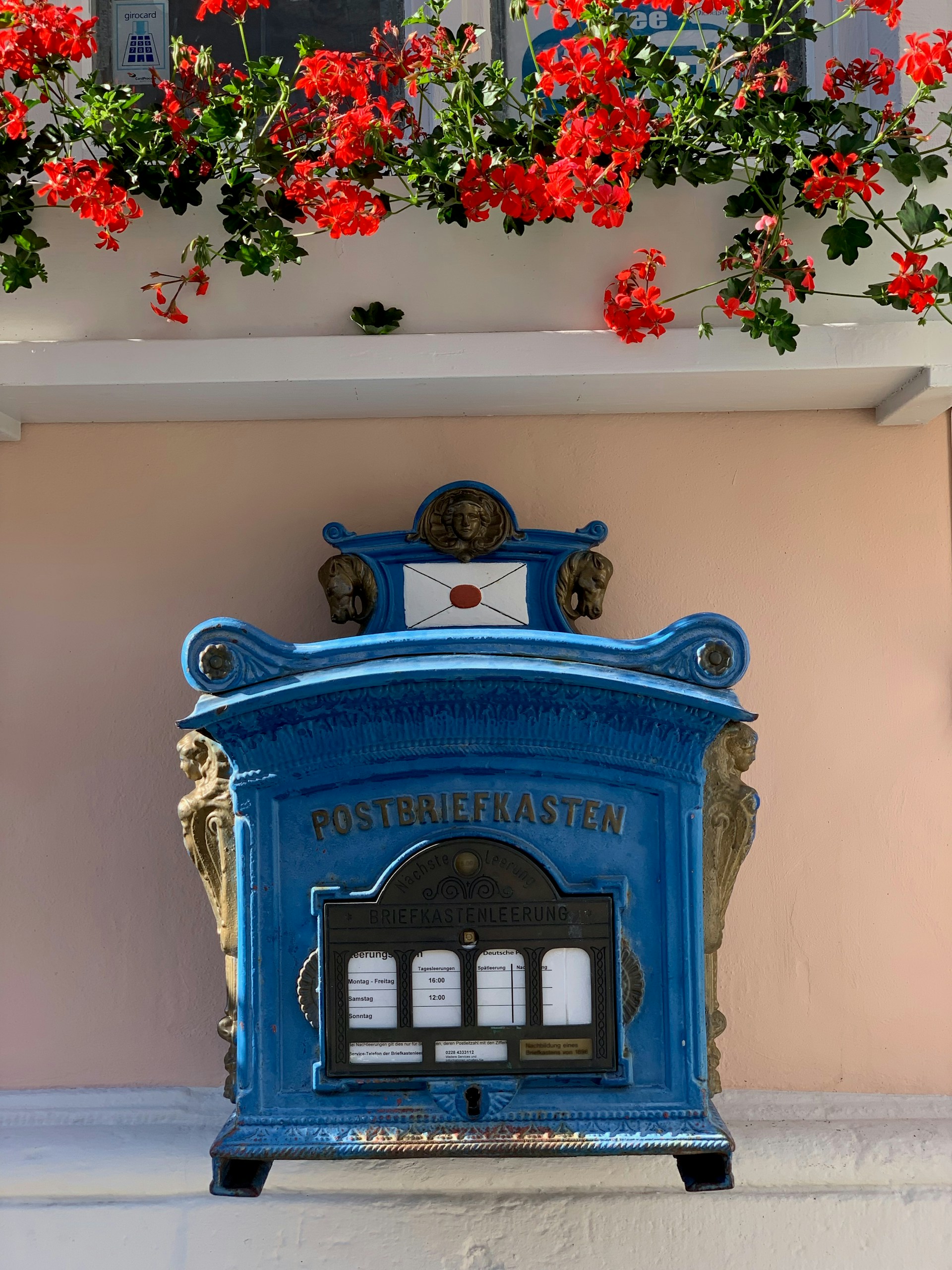 gray computer monitor