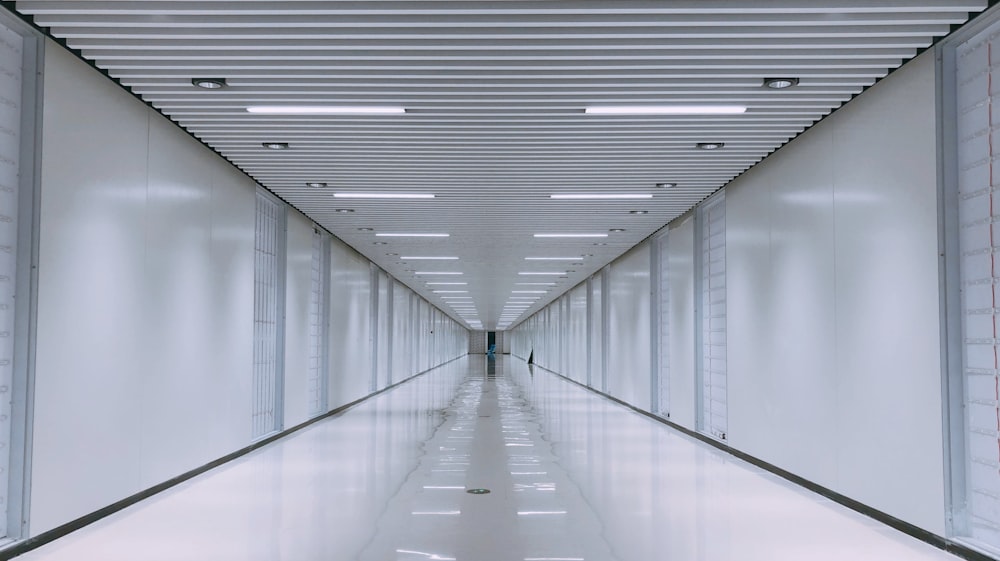 corredor de concreto branco