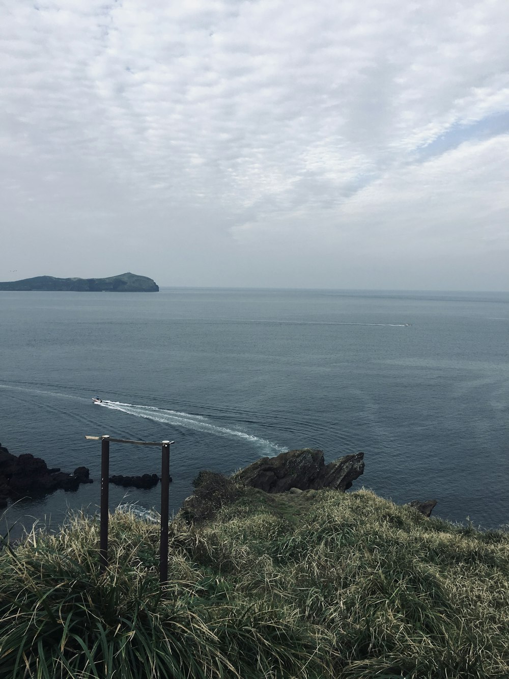 白い空の下、水上のボート