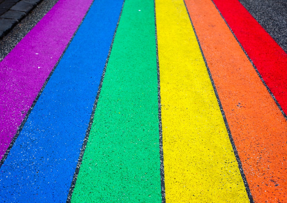 superfície pintada de listras multicoloridas