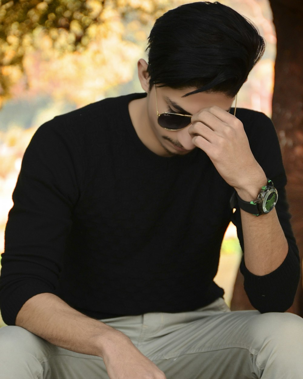 man in black long-sleeved shirts