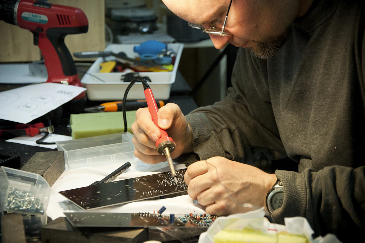 Technicien Remteck réparant un ordinateur — L'Arbresle