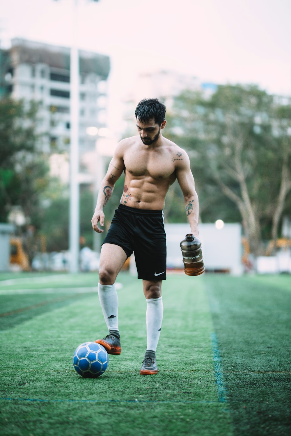 homem jogando bola de futebol durante o dia