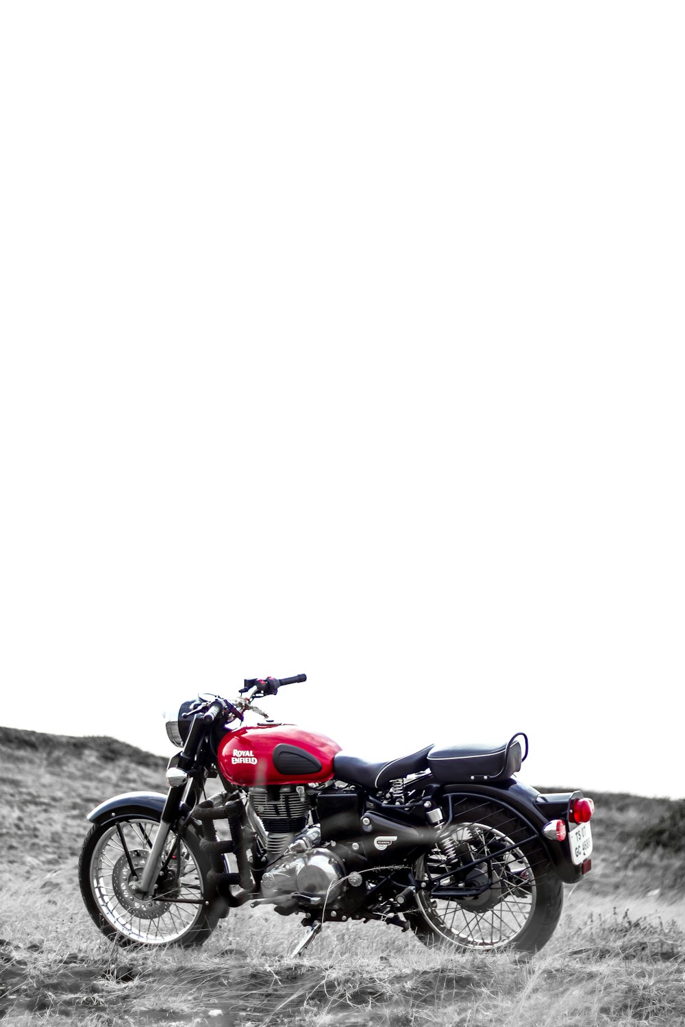 검은 색과 빨간색 표준 오토바이
