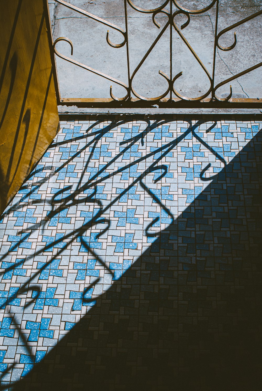 Pavimenti in marmo blu e bianco