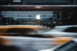Apple logo during daytime