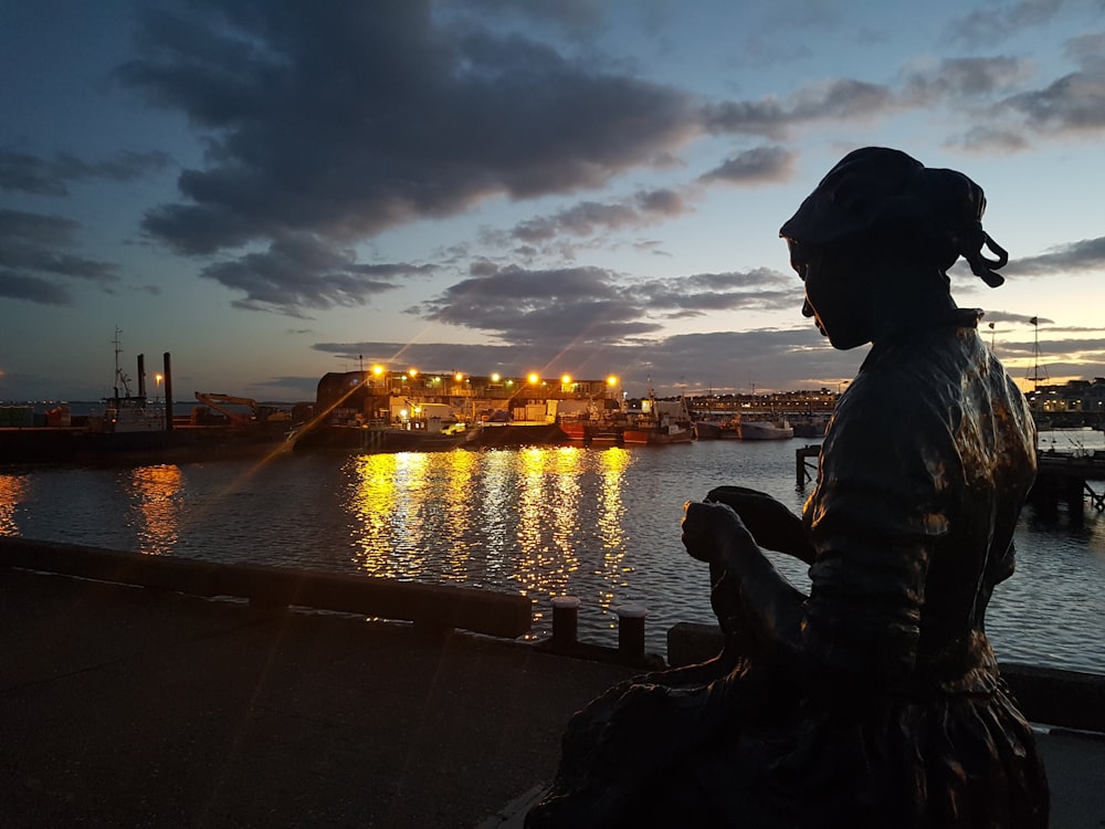 Silhouette einer Frau im Kleid in der Nähe des Docks