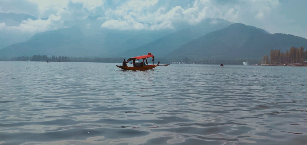 Barco en el océano