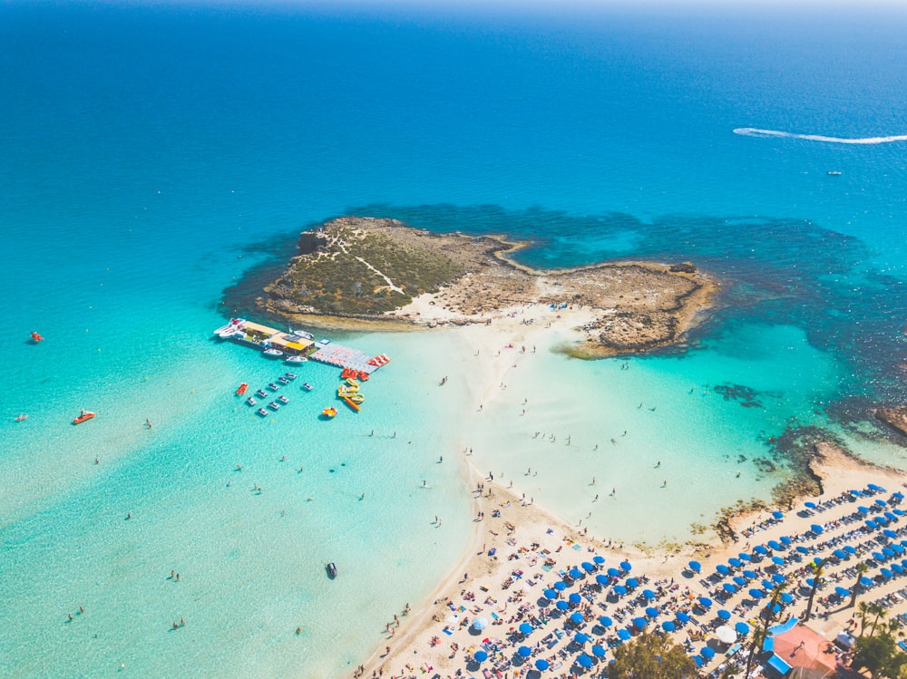 Fotografía aérea de la orilla del mar