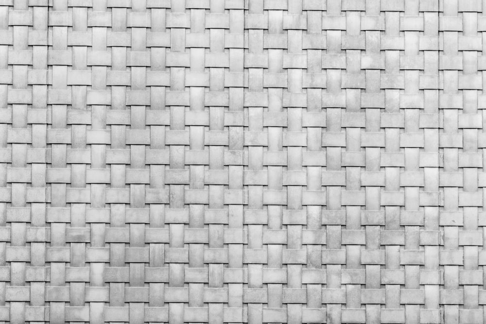 Una foto in bianco e nero di un muro di mattoni