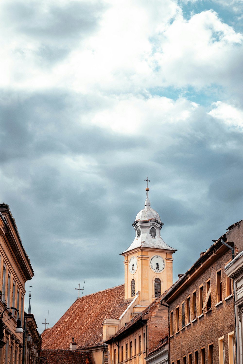 Braunes und gelbes Gebäude unter weißen Wolken