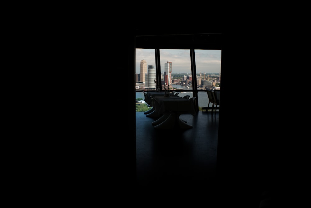 Mesa en el cuarto oscuro con vistas a la ciudad