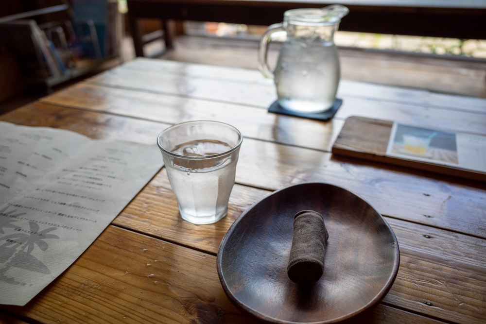 taza de agua al lado del plato