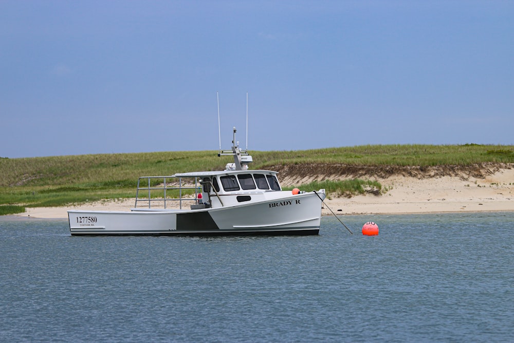 weißes Boot auf ruhigem Gewässer